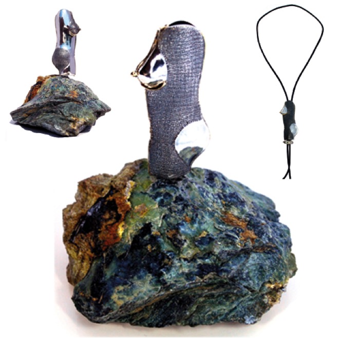 99-21 : object - 'torso3' - als hanger te dragen
zilver, goud, diamant op steen of aan collier